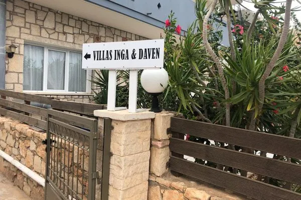 Fassade / Eingang  Daven-Analipsi