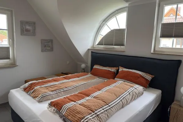 Schlafzimmer mit Boxspringbett  Meerzeit
