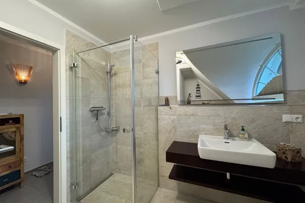 Badezimmer mit ebenerdiger Dusche  Meerzeit