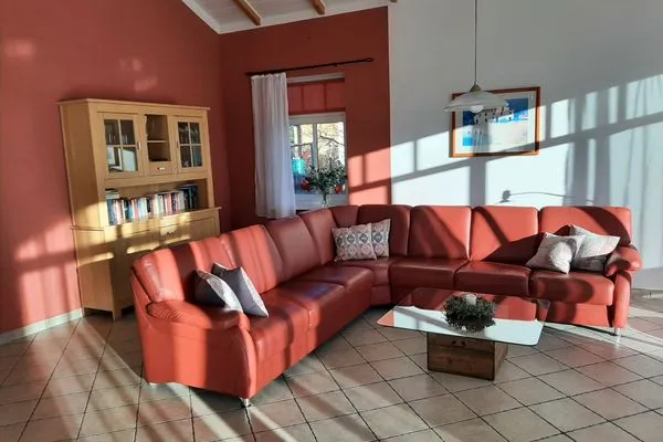   Ferienhaus mit Pool am See