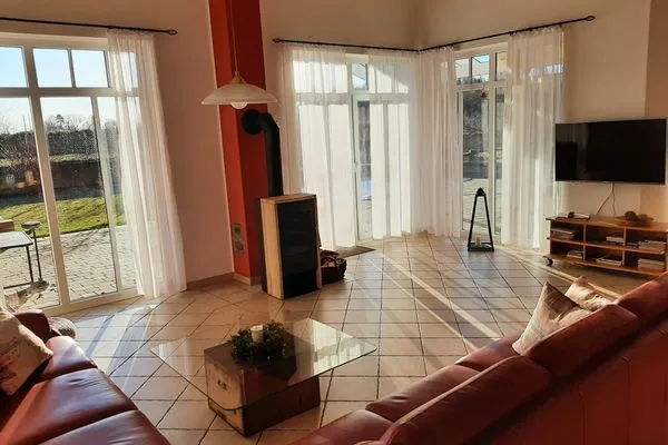   Ferienhaus mit Pool am See