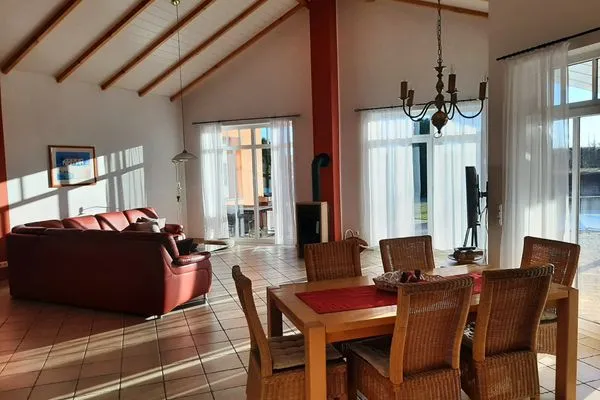   Ferienhaus mit Pool am See