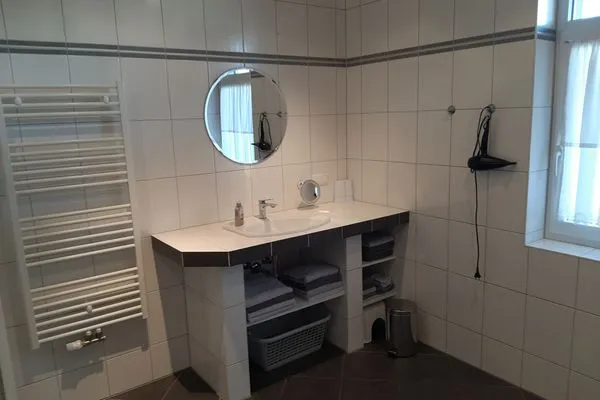   Ferienhaus mit Pool am See