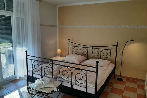   Ferienhaus mit Pool am See