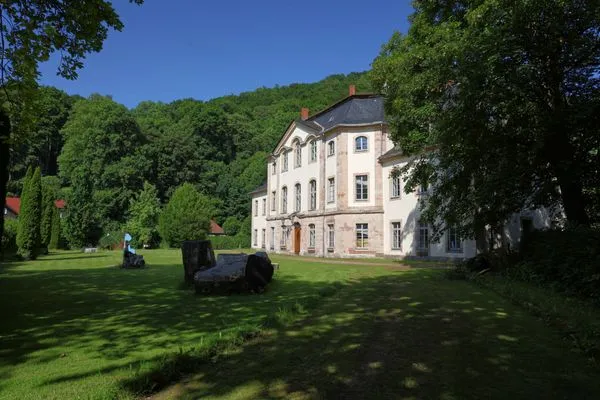 Direkte Nachbarschaft: Schloss Glücksbrunn  Ferienwohnung Parkblick