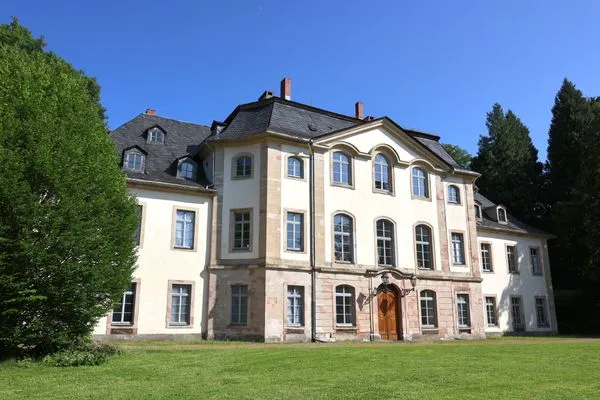 Direkte Nachbarschaft: Schloss Glücksbrunn  Ferienwohnung Teichblick