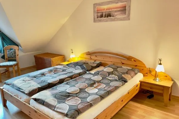 Schlafzimmer mit Doppelbett Ferienpark Freesenbruch Reihenhaus 8b - Muschel