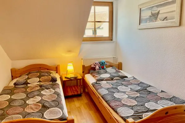 Schlafzimmer mit zwei Einzelbetten Ferienpark Freesenbruch Reihenhaus 8b - Muschel