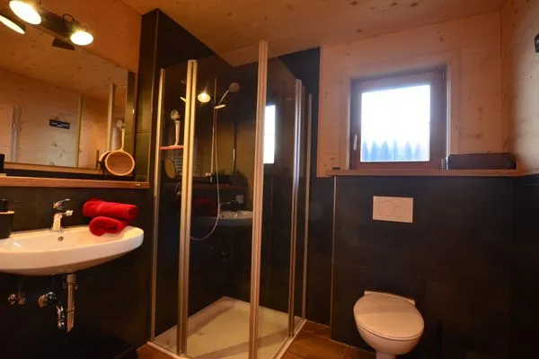 Badezimmer EG  Holzar Chalet - Feriendorf Via Claudia Haus 72