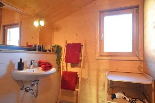 Badezimmer mit Wickeltisch  Allgäuglück - Feriendorf Via Claudia Haus 74