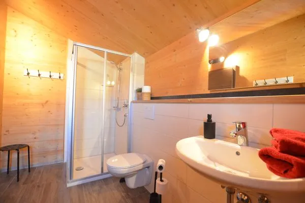 Badezimmer OG mit Dusche  Allgäuglück - Feriendorf Via Claudia Haus 74