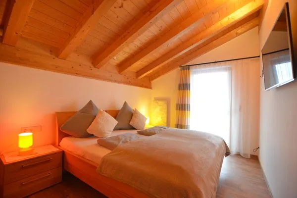 Schlafzimmer 2 mit TV  Alpenrose - Feriendorf Via Claudia Haus 53