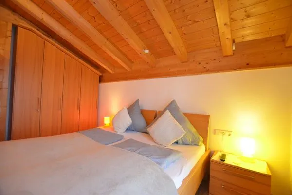 Schlafzimmer mit Doppelbett  Alpenrose - Feriendorf Via Claudia Haus 53