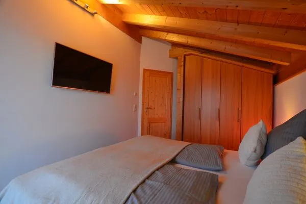 Schlafzimmer 2 mit TV  Alpenrose - Feriendorf Via Claudia Haus 53