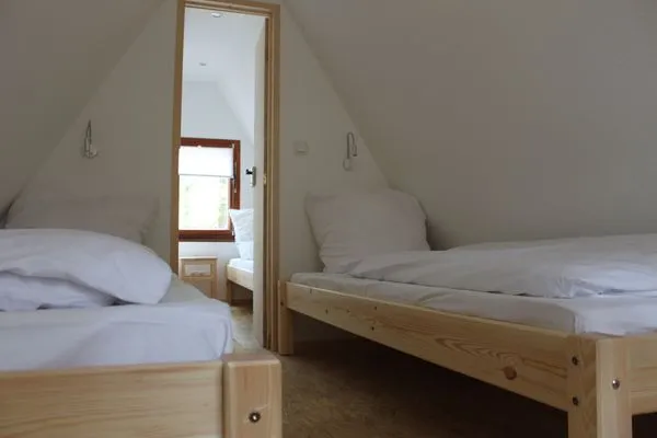   Urlaub im Grünen – Finnhütte versteckt zwischen Bäumen und Dünen - Carla