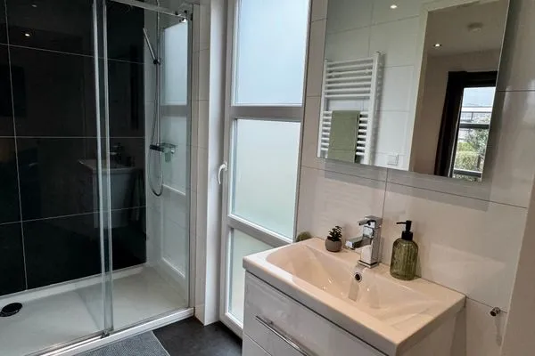  Marina Strandbad Chalet Wasserwelt mit Zaun Haus Nr. 32