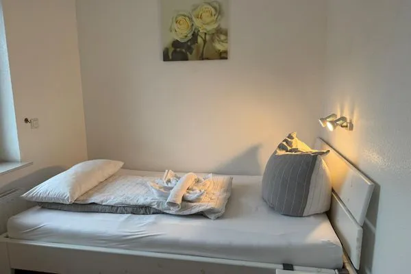 Einzelbett, TV Haus Landweg 15 Wohnung 4