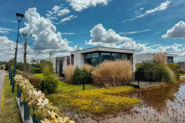  Marina Strandbad Chalet Wasserwelt mit Zaun Haus Nr. 32