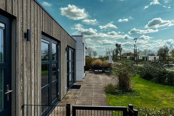  Marina Strandbad Chalet Wasserwelt mit Zaun Haus Nr. 32