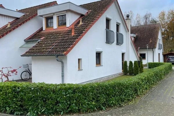 Hausansicht seitlich Ferienpark Freesenbruch Reihenhaus 6b - Schwalbe