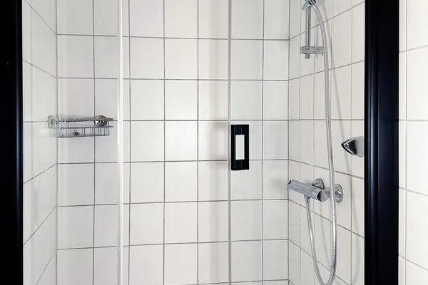Modernes innenliegendes Badezimmer mit WC, Waschbecken und Dusche  Mini-Appartement im Souterrain mit gratis Bettwäsche - Ideal für eine Nacht