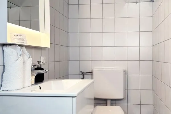 Sauberes modernes Badezimmer  Mini-Appartement im Souterrain mit gratis Bettwäsche - Ideal für eine Nacht