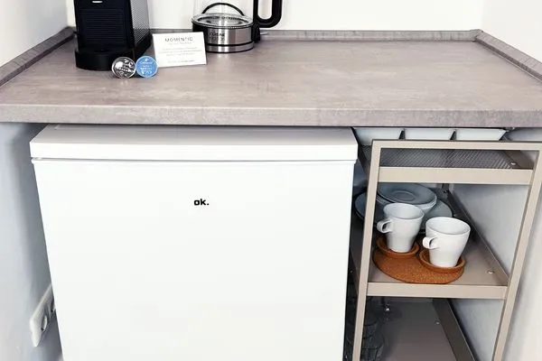 Kleine Teeküche mit Wasserkocher, Caffissimo und Kühlschrank  Mini-Appartement im Souterrain mit gratis Bettwäsche - Ideal für eine Nacht