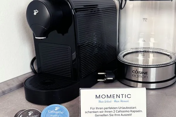 Caffissimo Kaffeemaschine mit 2 Willkommens-Pads  Mini-Appartement im Souterrain mit gratis Bettwäsche - Ideal für eine Nacht