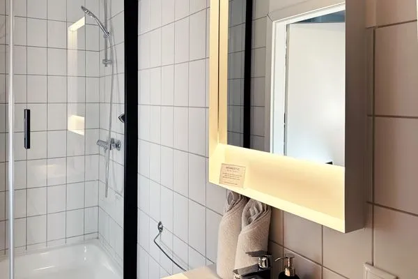 Geräumiges modernes Badezimmer  Mini-Appartement im Souterrain mit gratis Bettwäsche - Ideal für eine Nacht