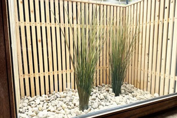 Ausblick Zimmer in den Garten - Nicht einsehbares Zimmer  Mini-Appartement im Souterrain mit gratis Bettwäsche - Ideal für eine Nacht