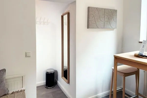 Blick zum Eingangsbereich und der Garderobe  Mini-Appartement im Souterrain mit gratis Bettwäsche - Ideal für eine Nacht