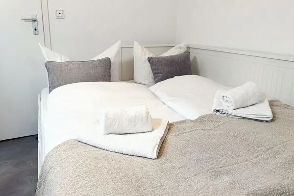 Ausgeklapptes Schlafsofa mit Momentic-Bettwäsche-Paket gratis  Mini-Appartement im Souterrain mit gratis Bettwäsche - Ideal für eine Nacht