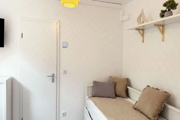 Blick auf die Badezimmertür  Mini-Appartement im Souterrain mit gratis Bettwäsche - Ideal für eine Nacht