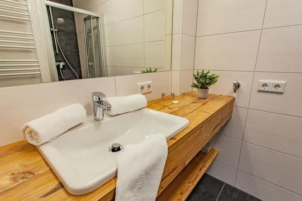 Badezimmer mit Dusche  Happy Aich 1 by Alpenidyll Apartments