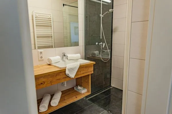 Badezimmer mit Dusche  Happy Aich 2 by Alpenidyll Apartments