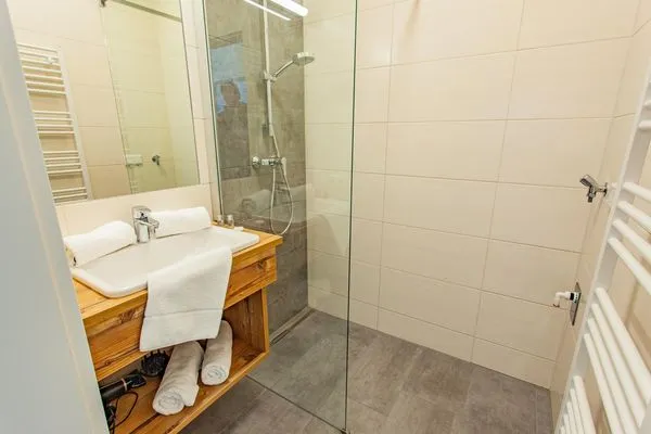 Badezimmer mit Dusche  Happy Aich 3 by Alpenidyll Apartments
