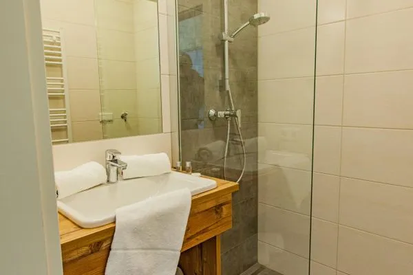 Badezimmer mit Dusche  Happy Aich 3 by Alpenidyll Apartments