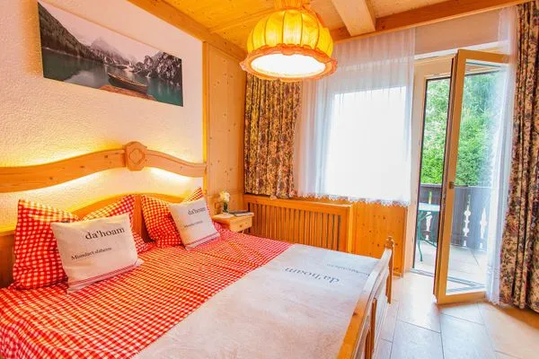 Doppelbett, Zugang zum Balkon  Bergidyll 3 by Alpenidyll Apartments
