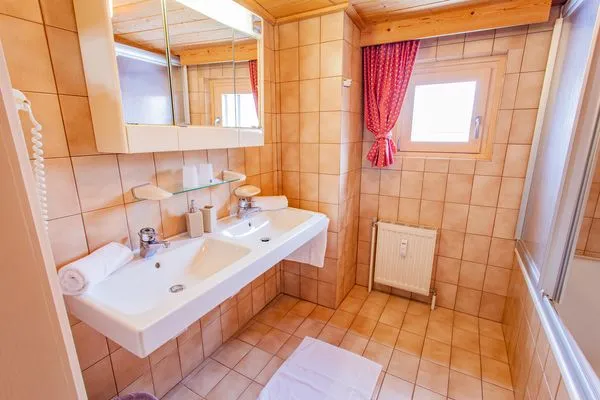 Badezimmer mit Dusche und Wanne  Bergidyll 12  by Alpenidyll Apartments