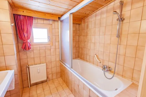 Badezimmer mit Dusche und Wanne  Bergidyll 12  by Alpenidyll Apartments