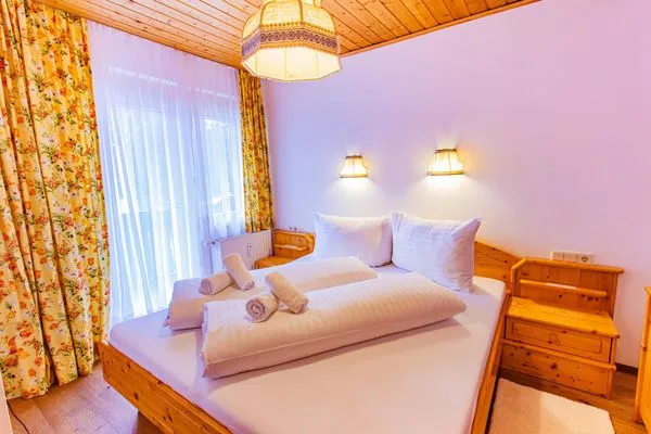 Schlafzimmer 1, Doppelbett  Bergidyll 6 by Alpenidyll Apartments