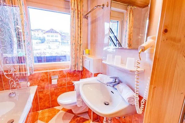 Badezimmer 1, Duschwanne und WC  Bergidyll 6 by Alpenidyll Apartments