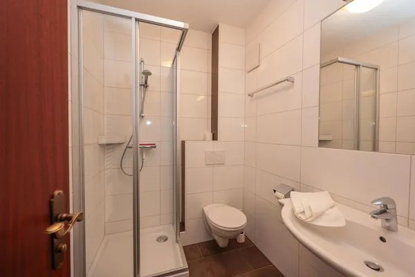 Badezimmer mit Dusche und WC  Soldanella 1 by Alpenidyll Apartments