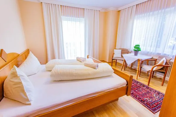 Bedroom with a double bed  Soldanella 2 by Alpenidyll Apartments