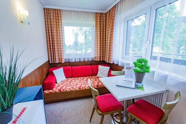 Schlafsofa und Essbereich  Soldanella 3 by Alpenidyll Apartments