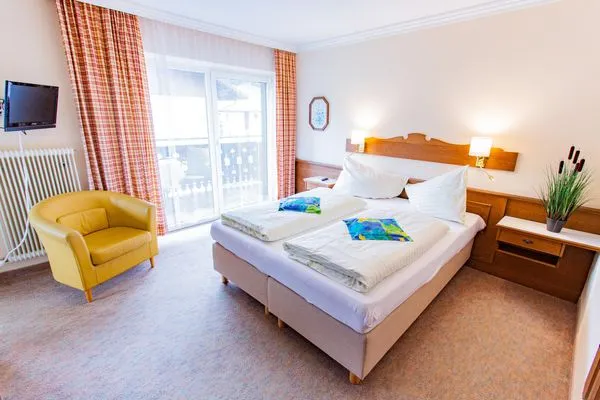 Doppelbett und Fernseher  Soldanella 3 by Alpenidyll Apartments