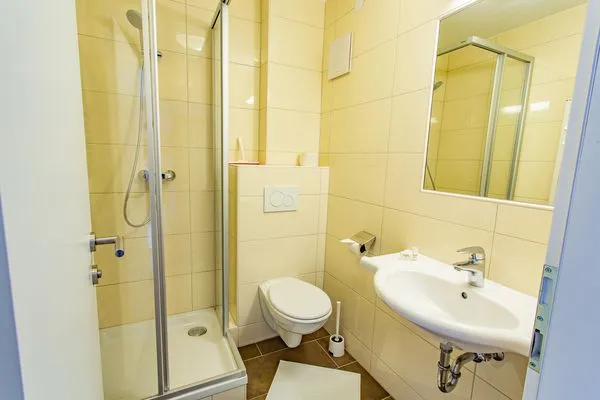 Badezimmer mit Dusche und WC  Soldanella 3 by Alpenidyll Apartments