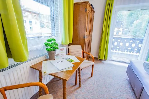 Schlafzimmer mit Zugang Balkon  Soldanella 4 by Alpenidyll Apartments