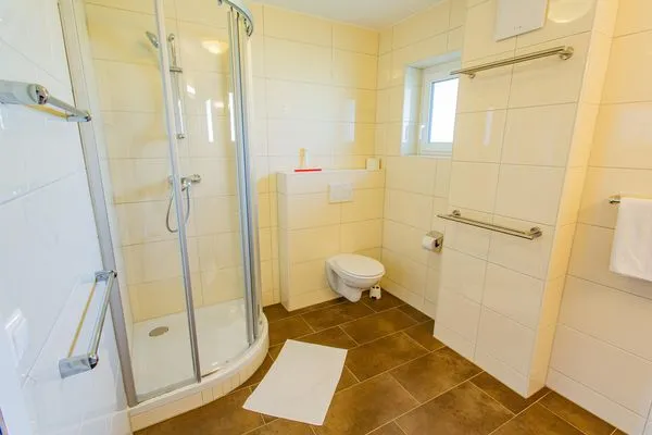 Dusche und WC  Soldanella 4 by Alpenidyll Apartments