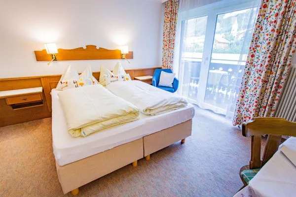 Schlafzimmer 1, Doppelbett  Soldanella 6 by Alpenidyll Apartments